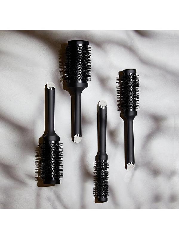 The blow dryer (Ceramic Brush) Round brush